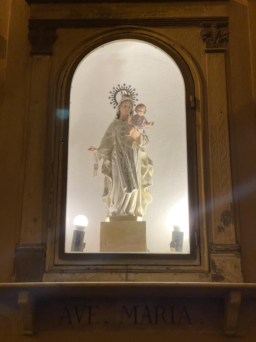 Nicchia con statua della Madonna e Gesù bambino