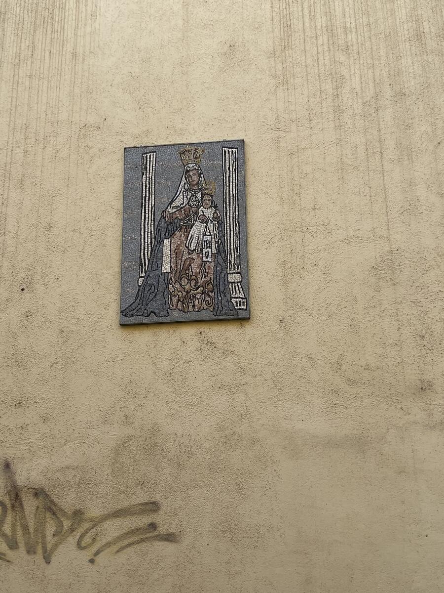 Mattonella con mosaico della Madonna con Gesù bambino