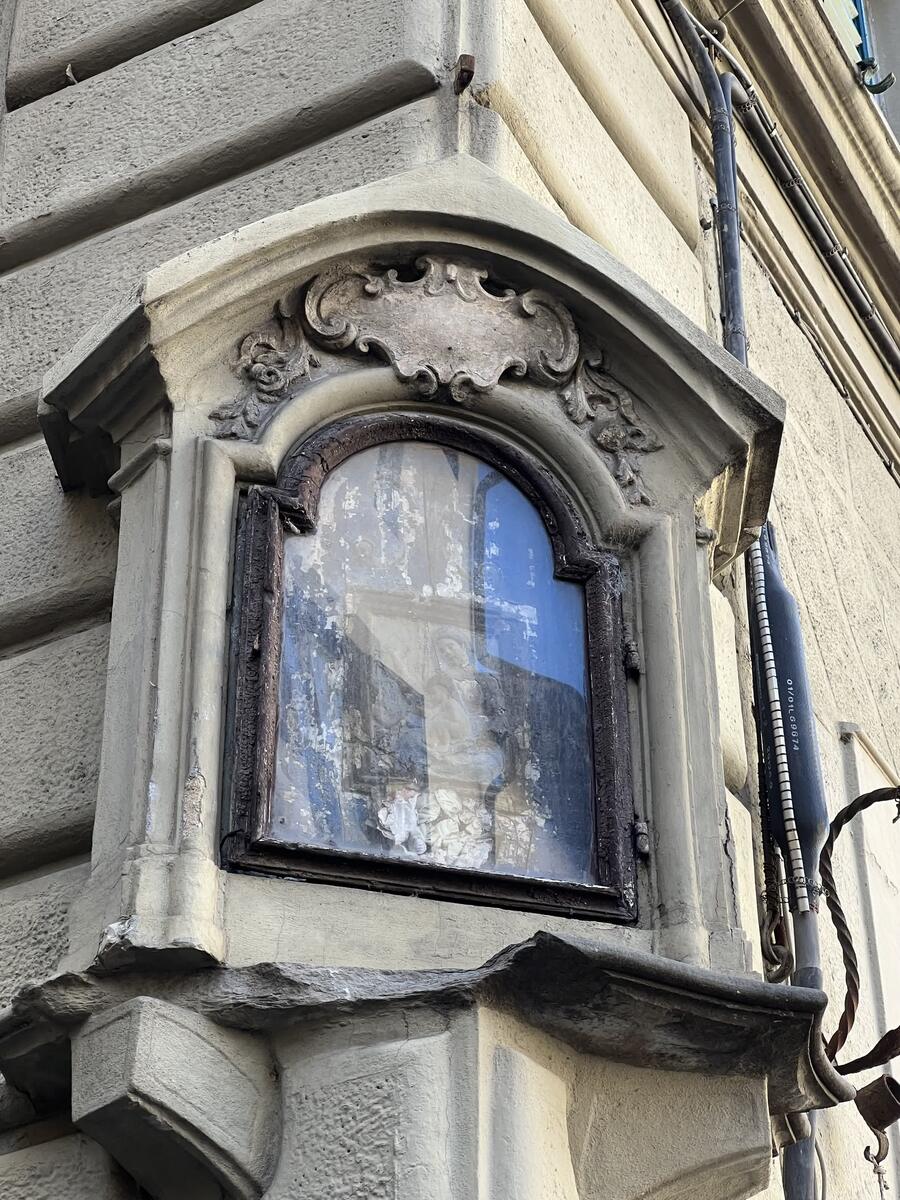 Incisione su pietra raffigurante la Madonna con Gesù bambino