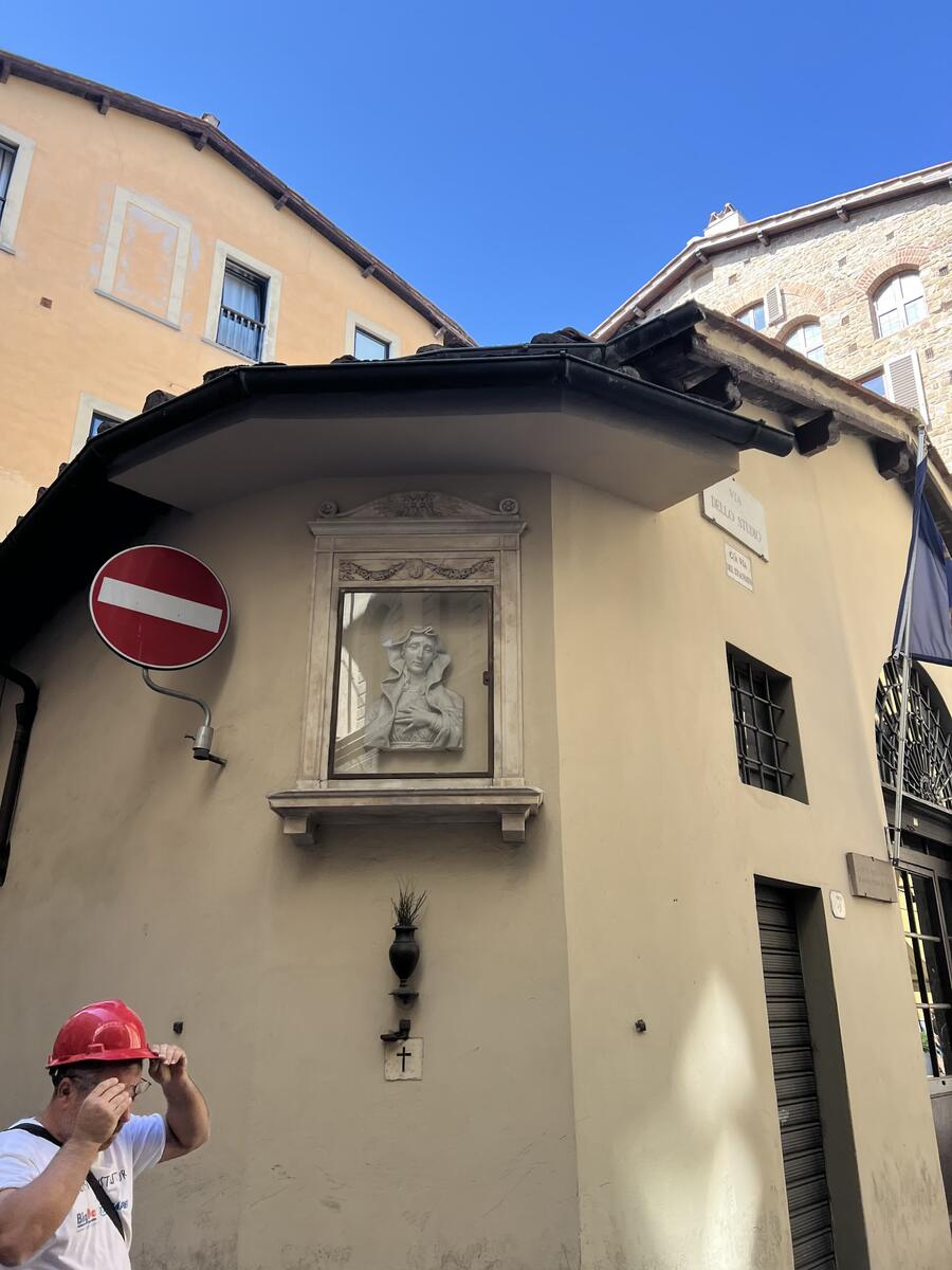 Nicchia con scultura raffigurante la Madonna