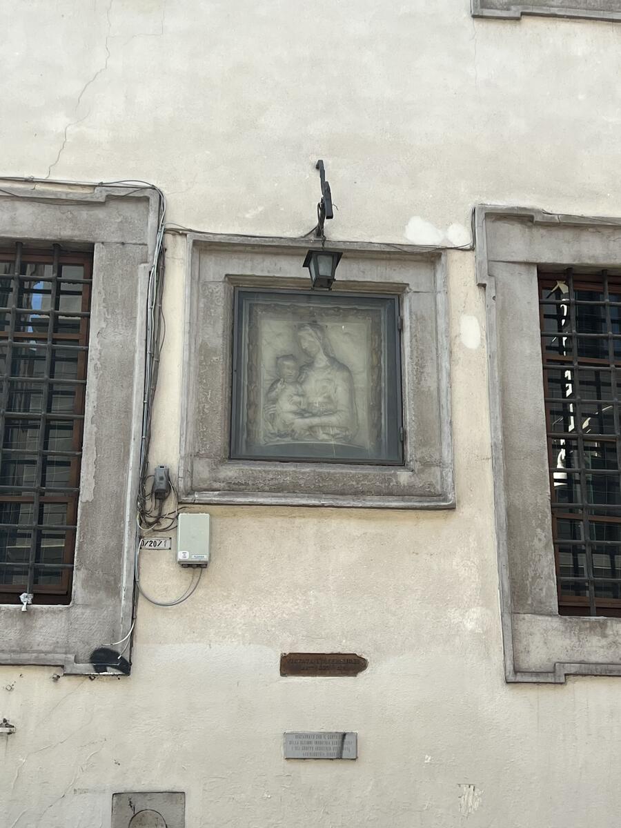 Incisione su pietra della Madonna con Gesù bambino