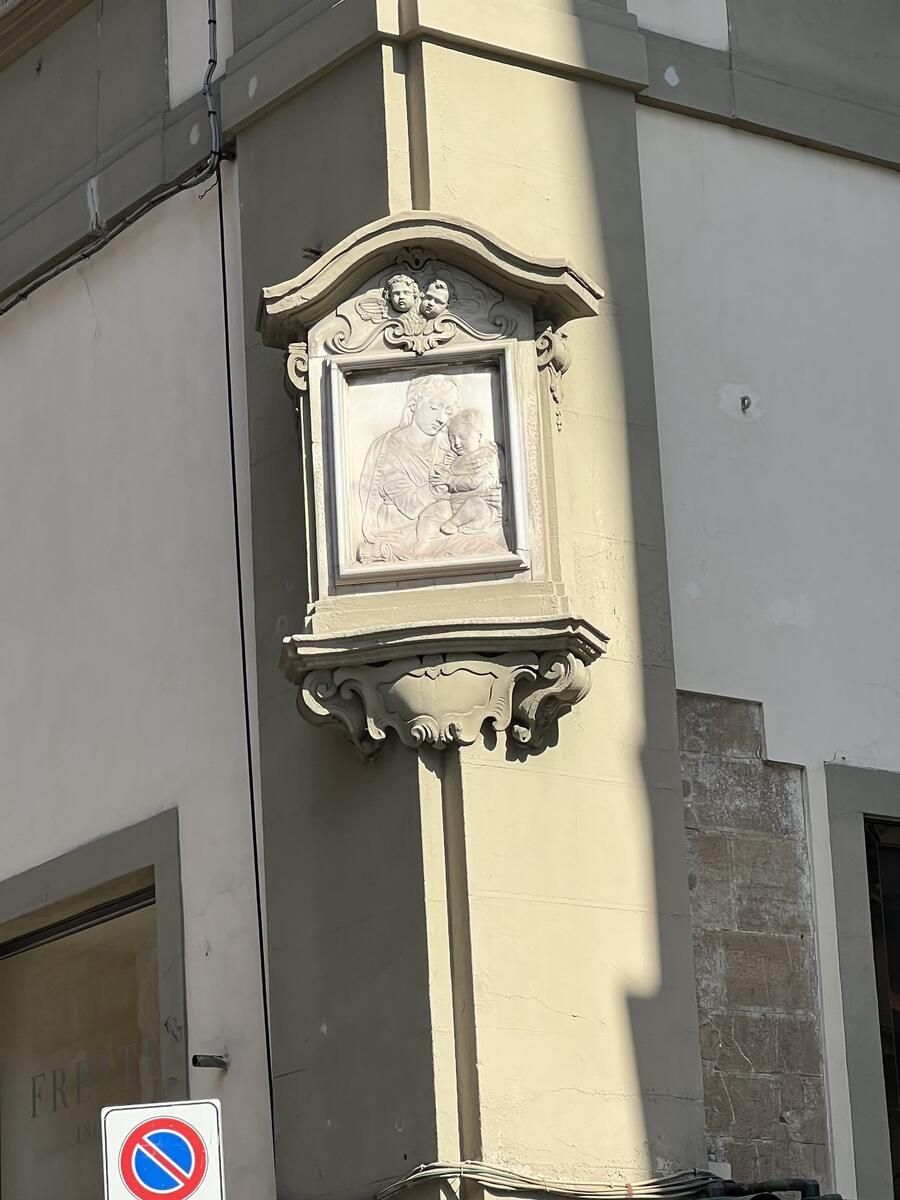 Incisione su pietra della Madonna con Gesù