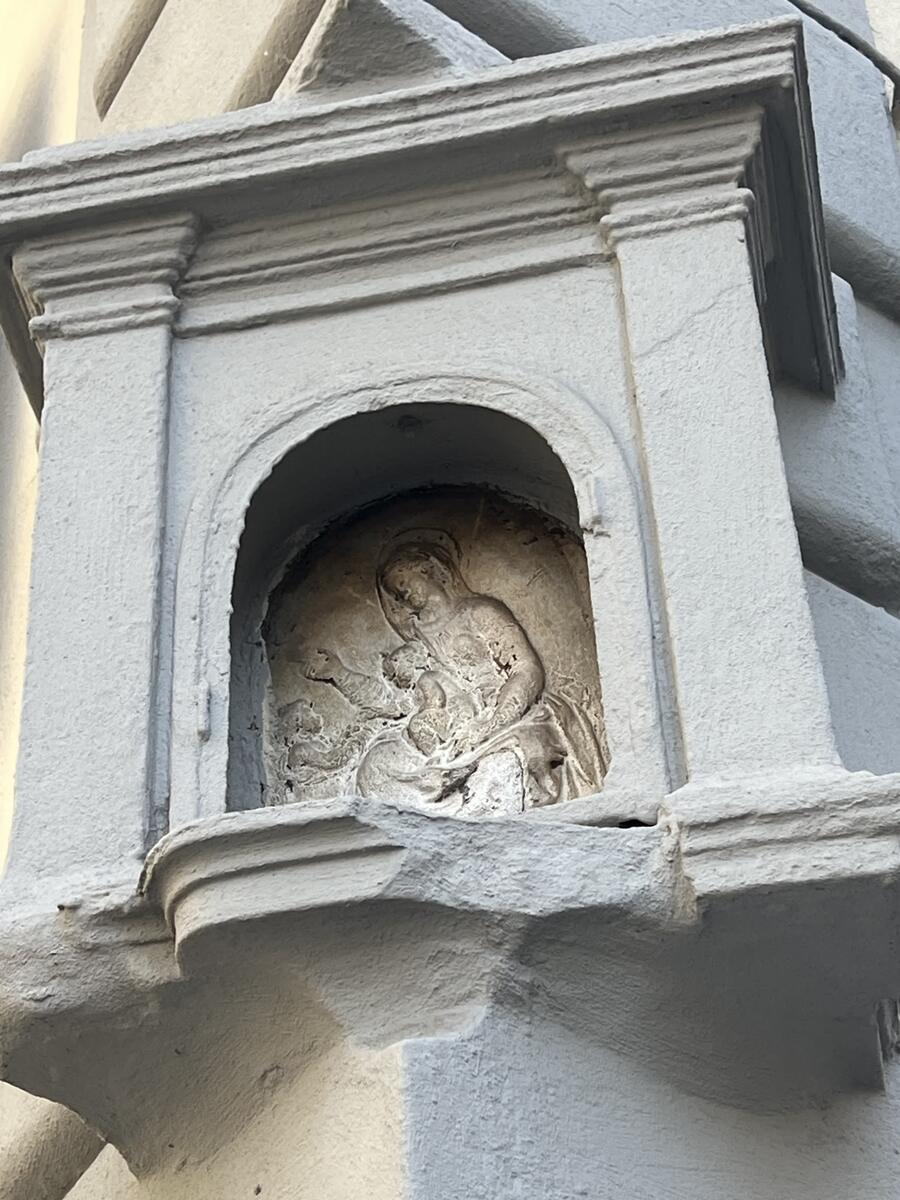 Nicchia con incisione di Maria e Gesù bambino