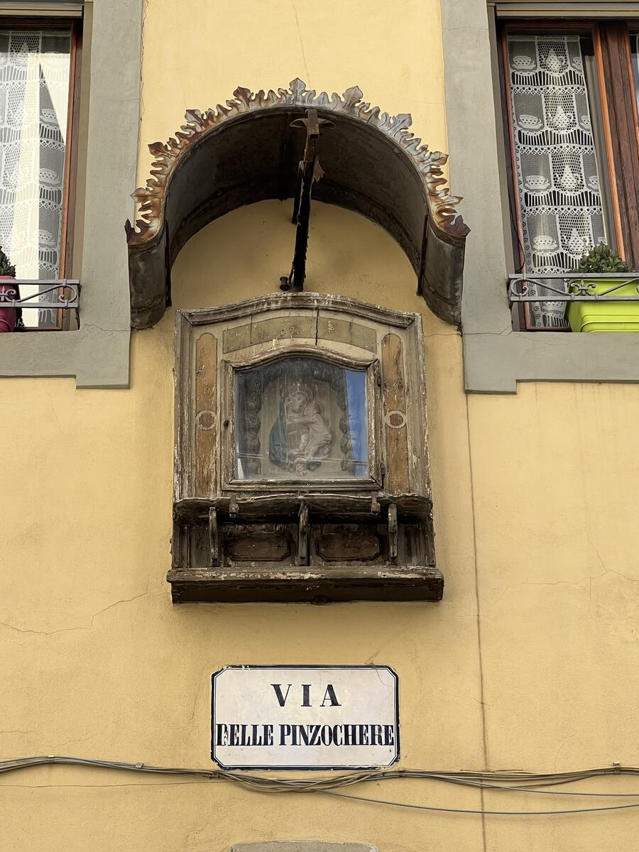Nicchia in legno con la Madonna e Gesù bambino