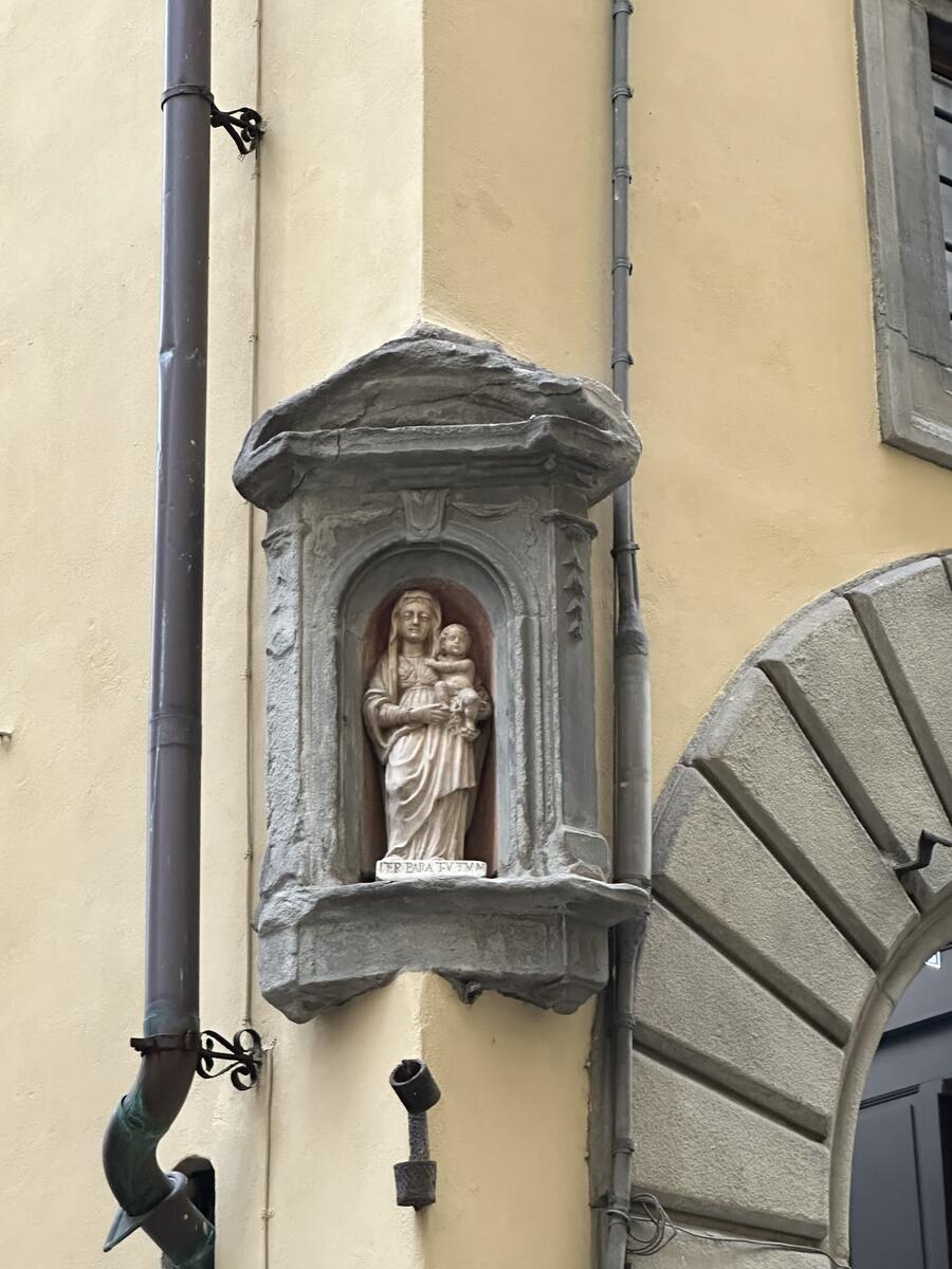 Nicchia con la Madonna e Gesù bambino