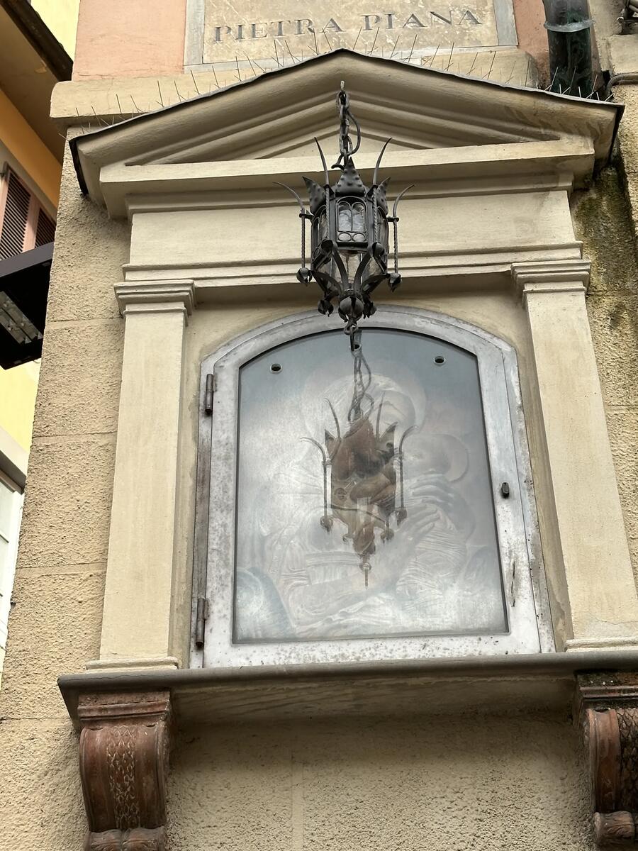 Nicchia con la Madonna e Gesù bambino