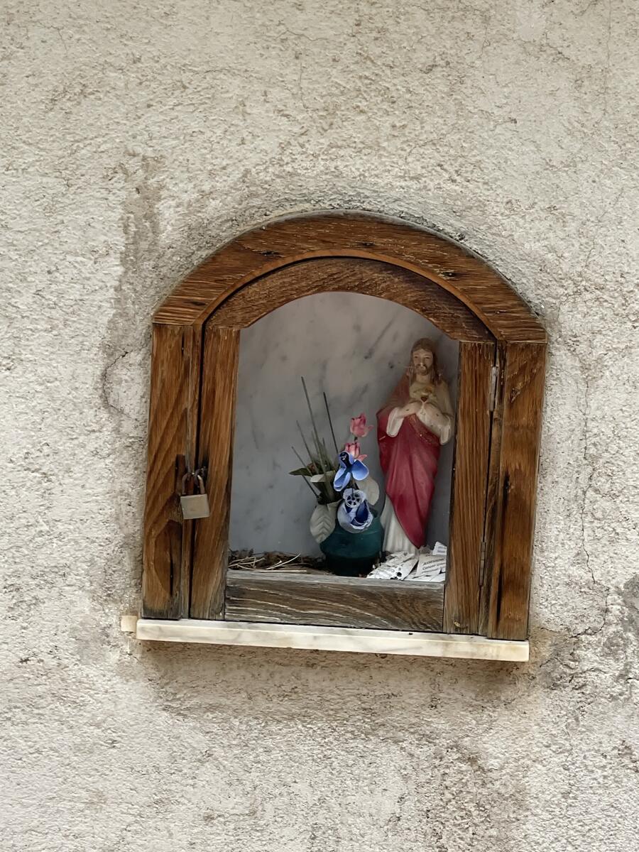 Nicchia con statuina di Gesù