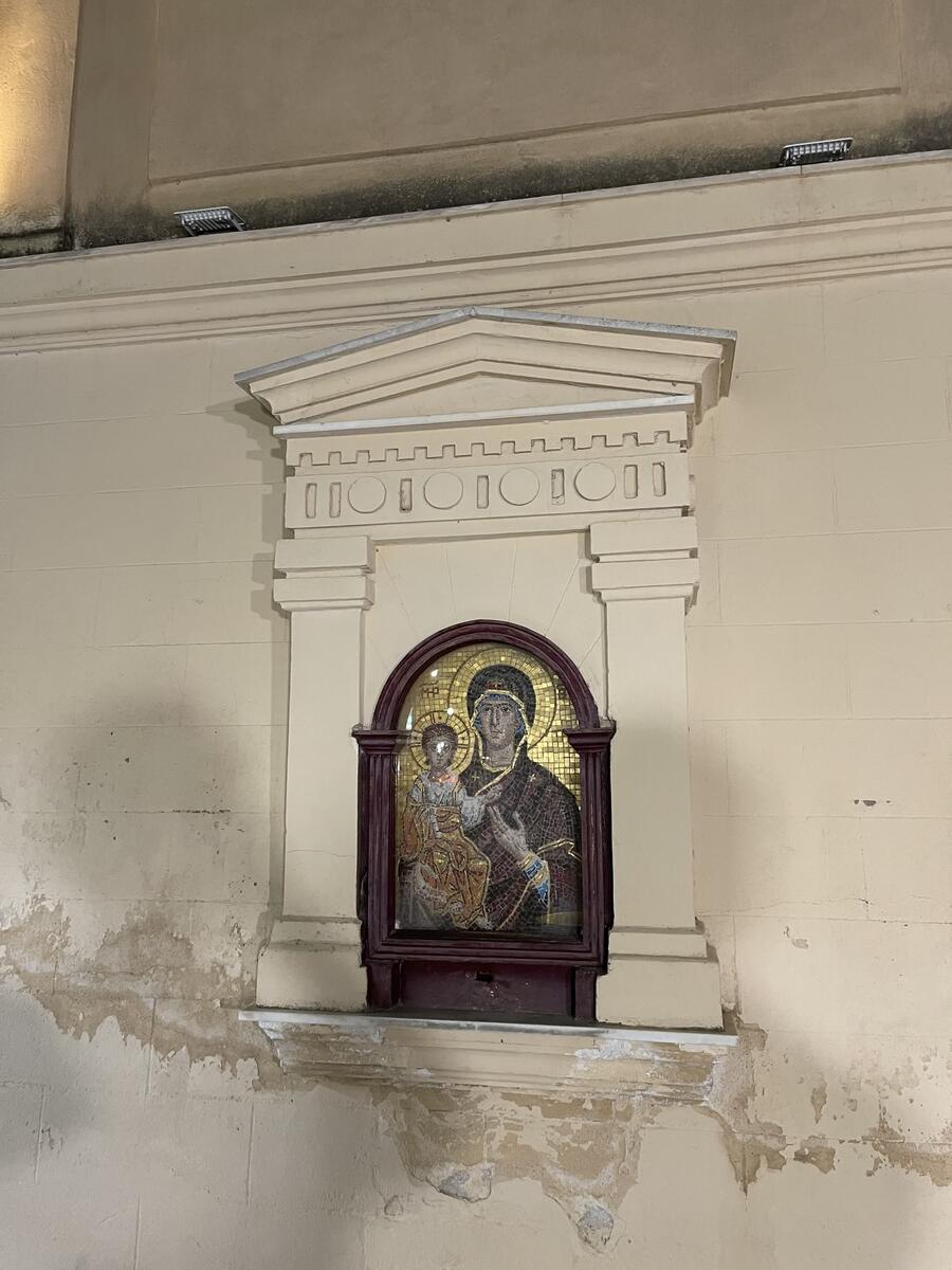Nicchia con mosaico della Madonna con Gesù bambino