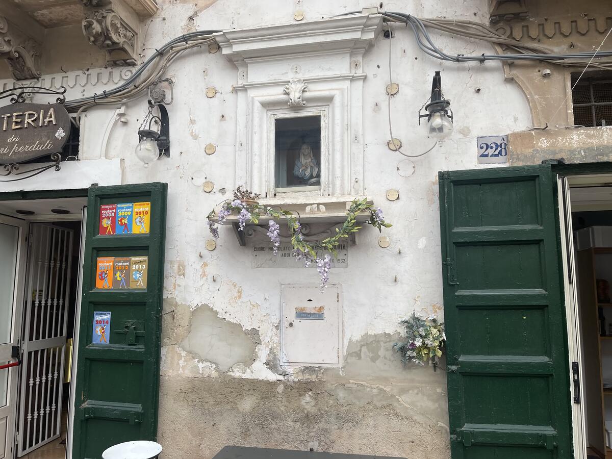 Nicchia con busto della Madonna