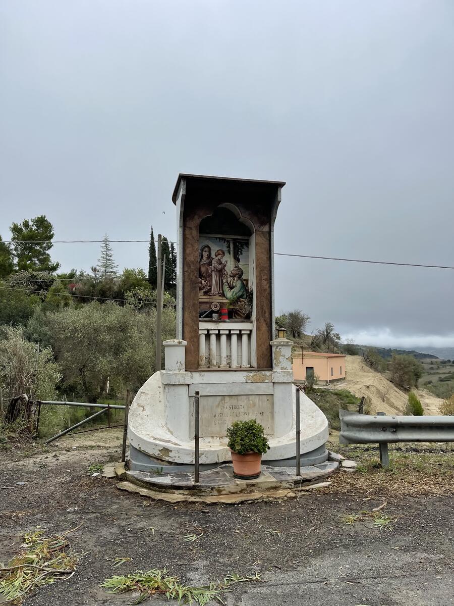 Altarino con dipinto della Madonna con Giuseppe e Gesù bambino