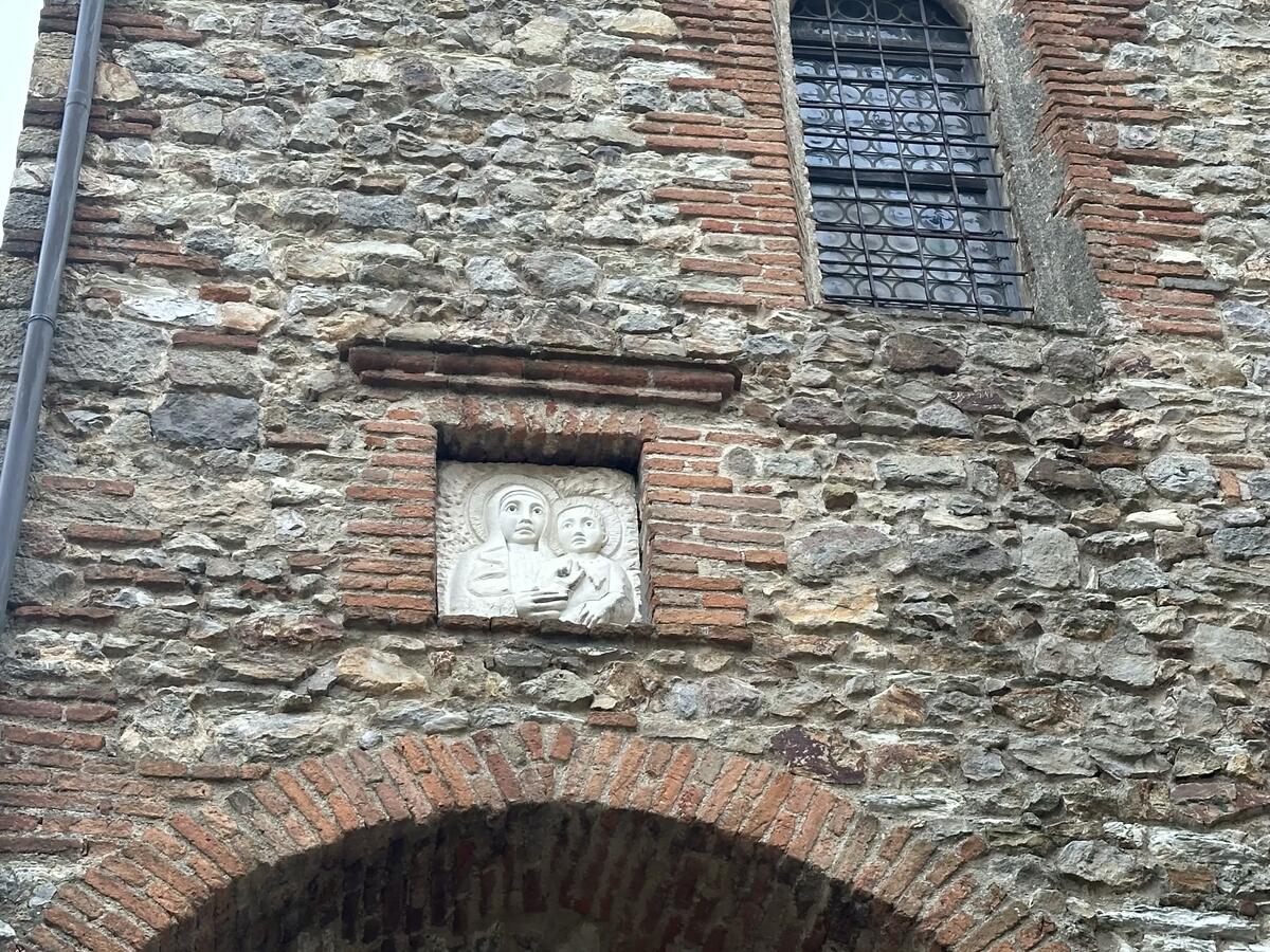 Scultura della Madonna con Gesù Bambino