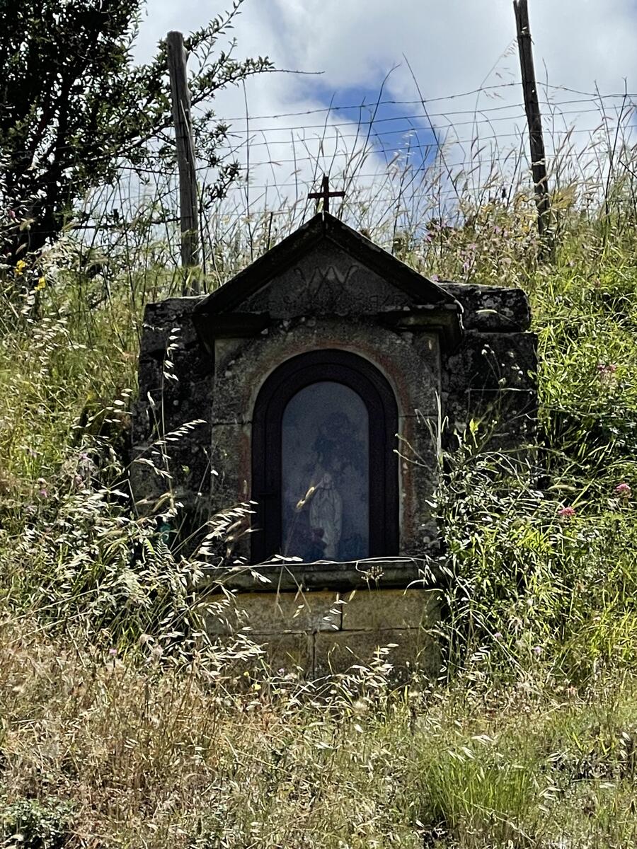 Altarino con statua della Madonna