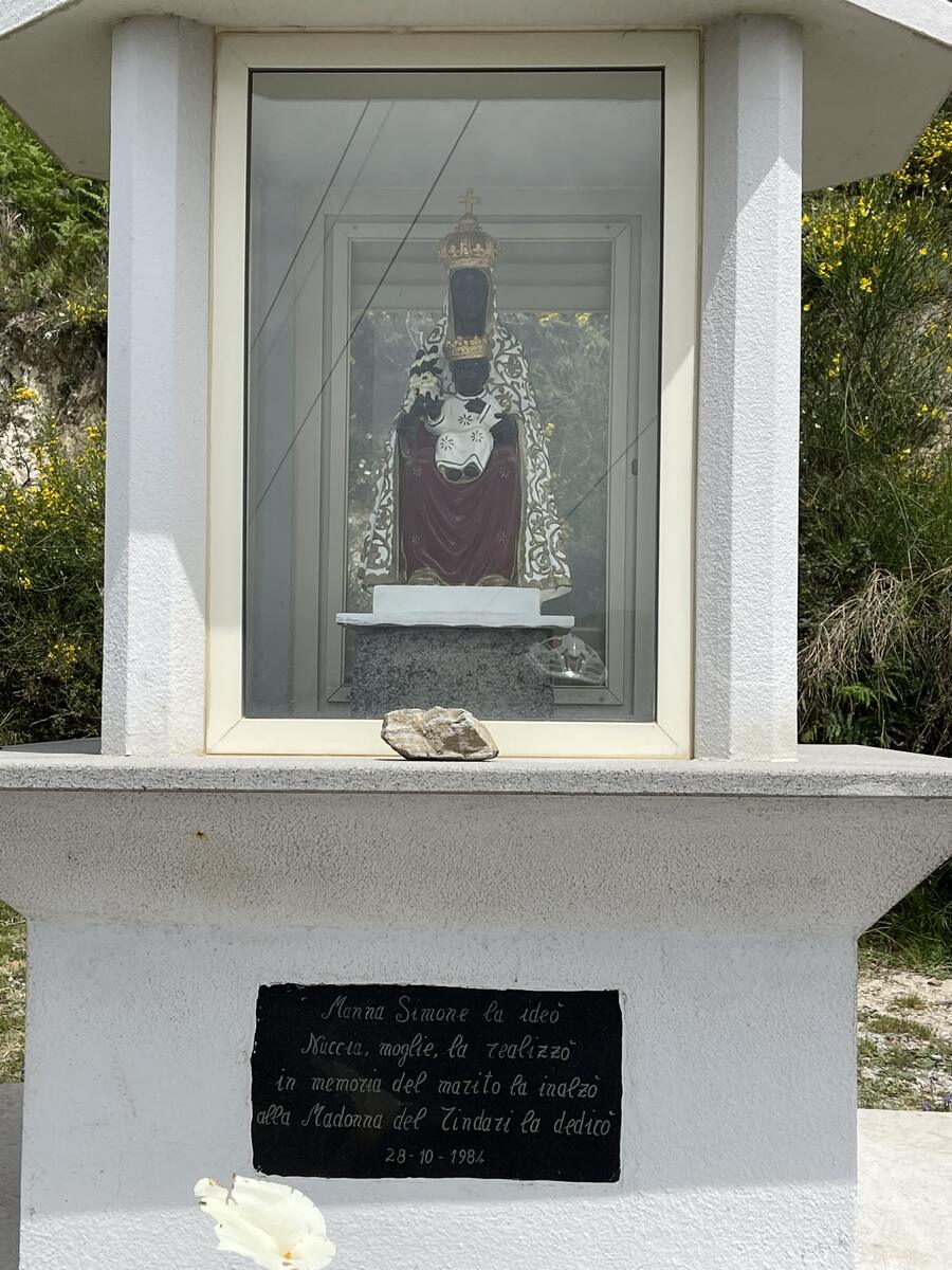 Altarino della Madonna nera del Tindari con Gesù bambino