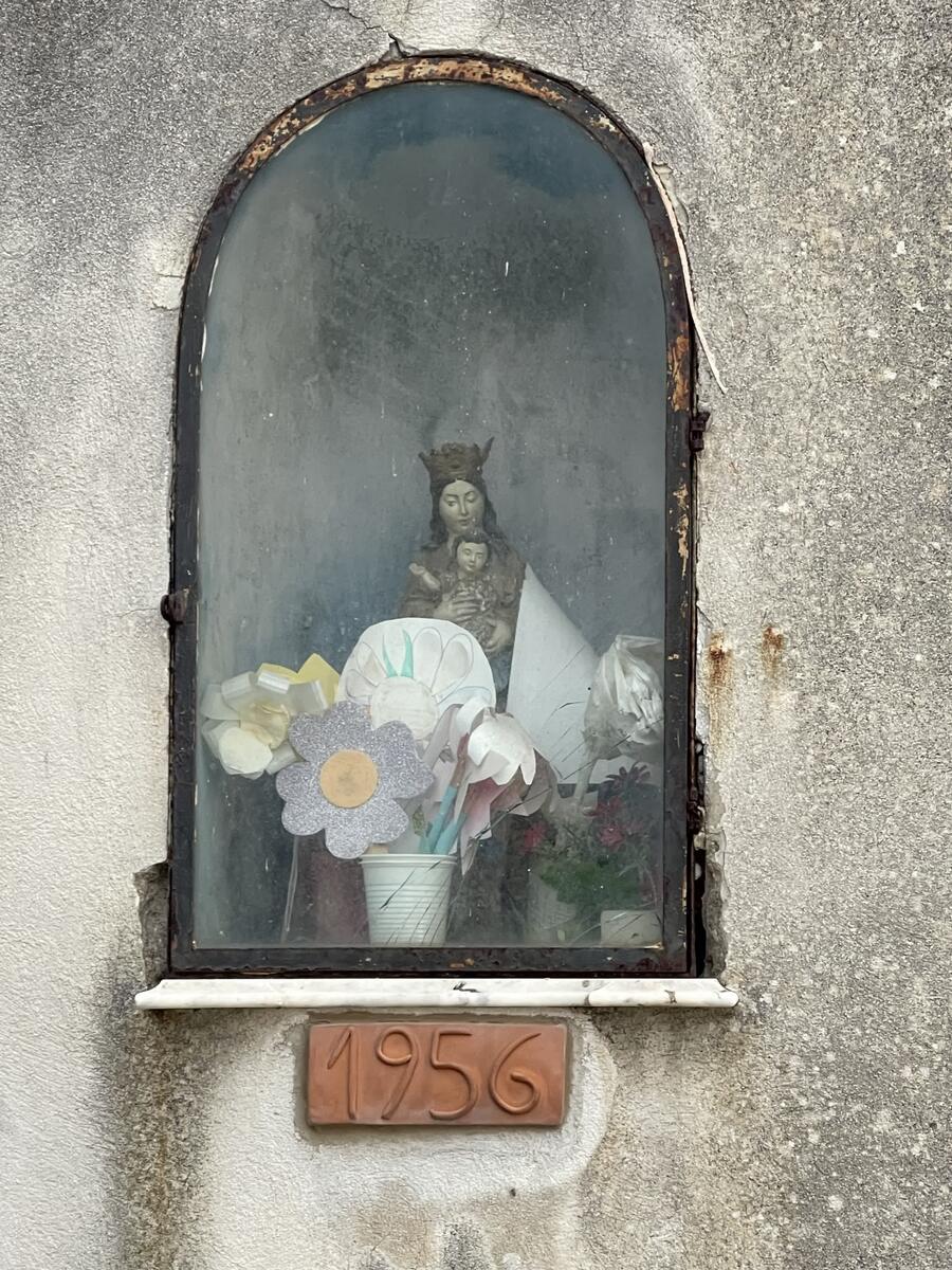 Nicchia con statuina della Madonna con Gesù bambino
