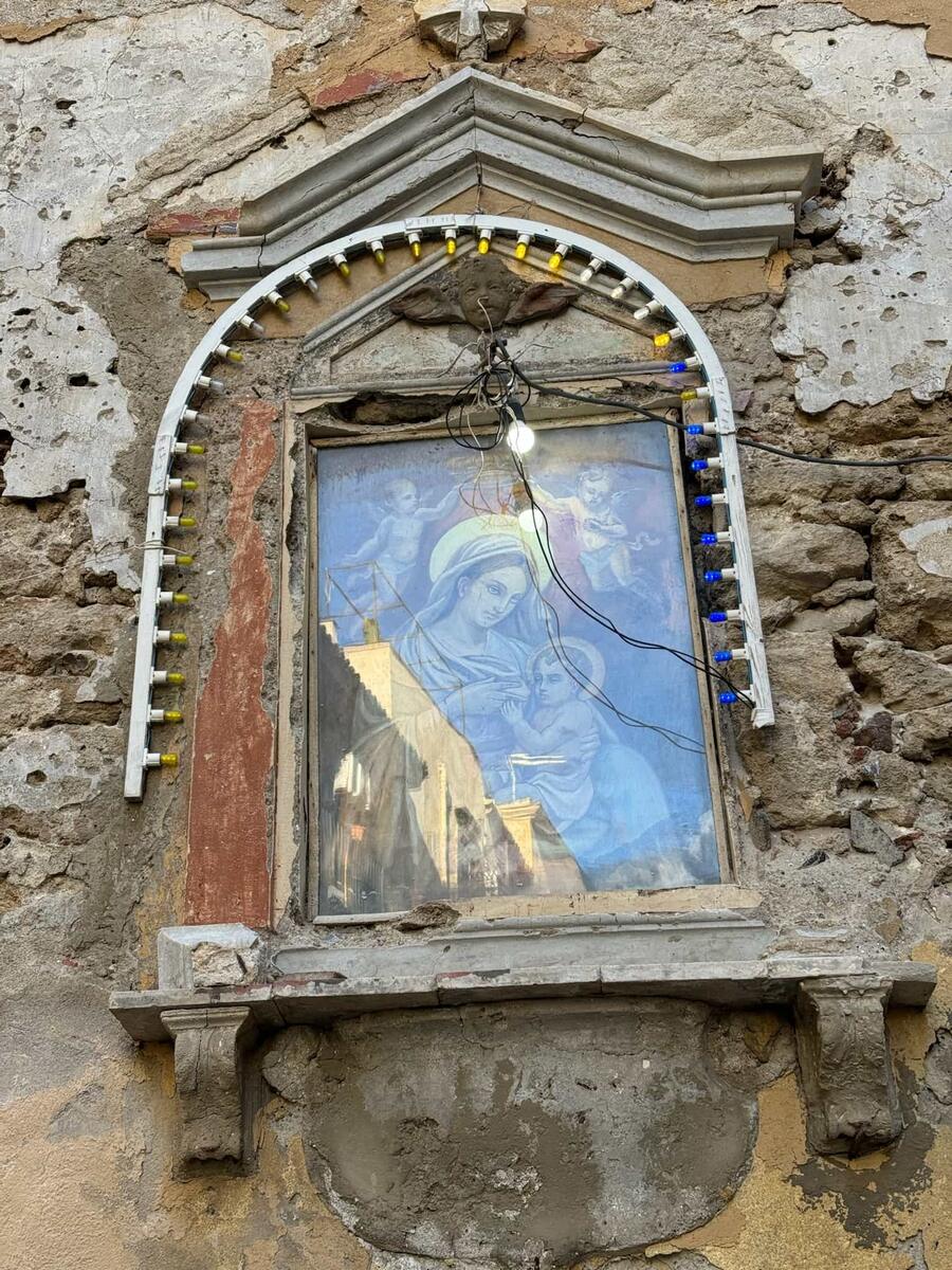 Nicchia con quadro della Madonna con Gesù bambino ed angeli