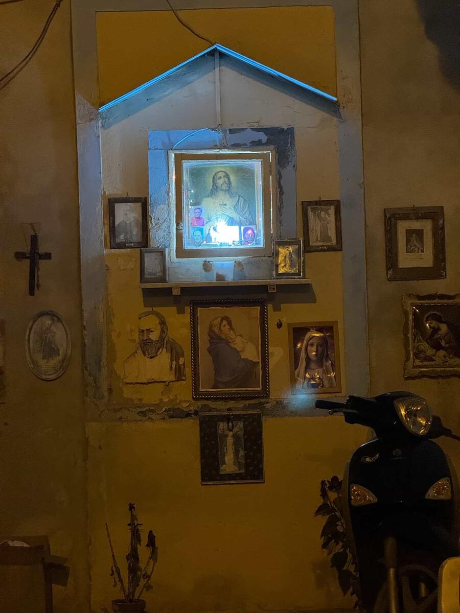 Altarino con immagine di Gesù Cristo e vari santi
