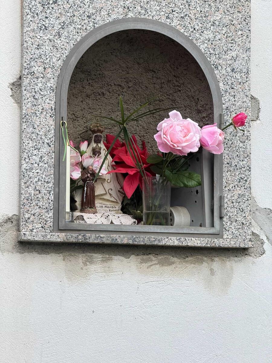 Statuina della Madonna nera del Tindari con Gesù bambino e Padre Pio