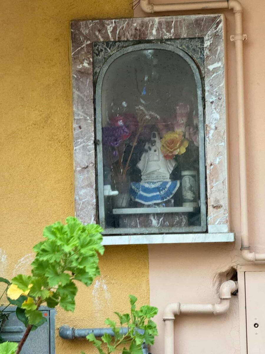 Nicchia con statuina della Madonna nera del Tindari con Gesù Bambino