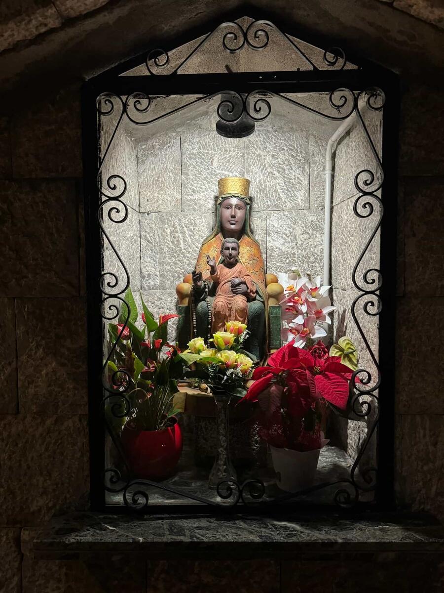 Nicchia con Statuina della Madonna Nera con Gesù bambino
