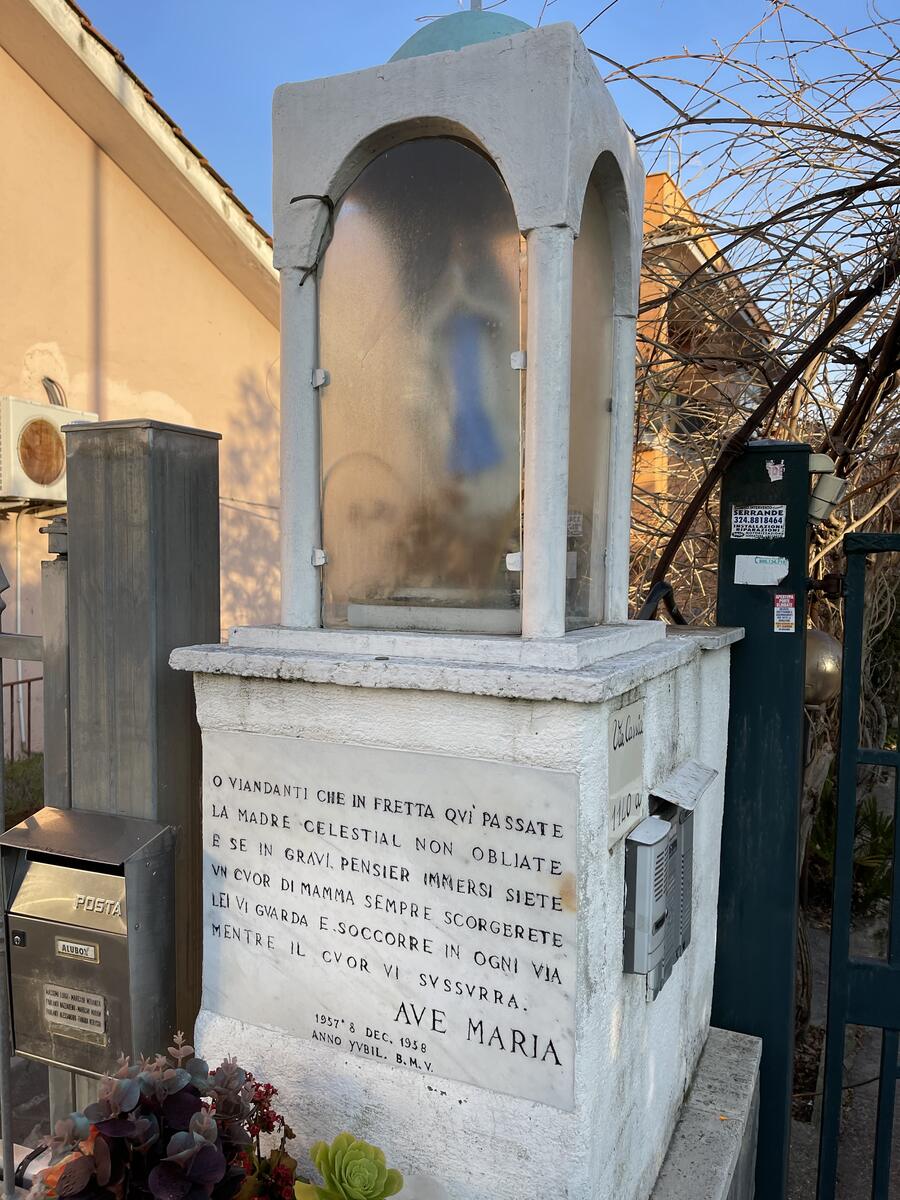 Altarino con statua della Madonna