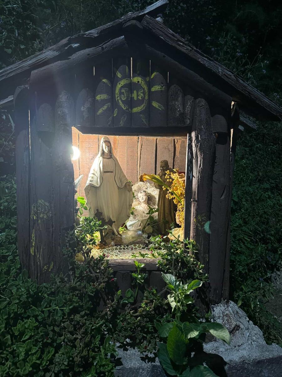 Altarino con statuina della Madonna con Gesù Bambino e Padre Pio
