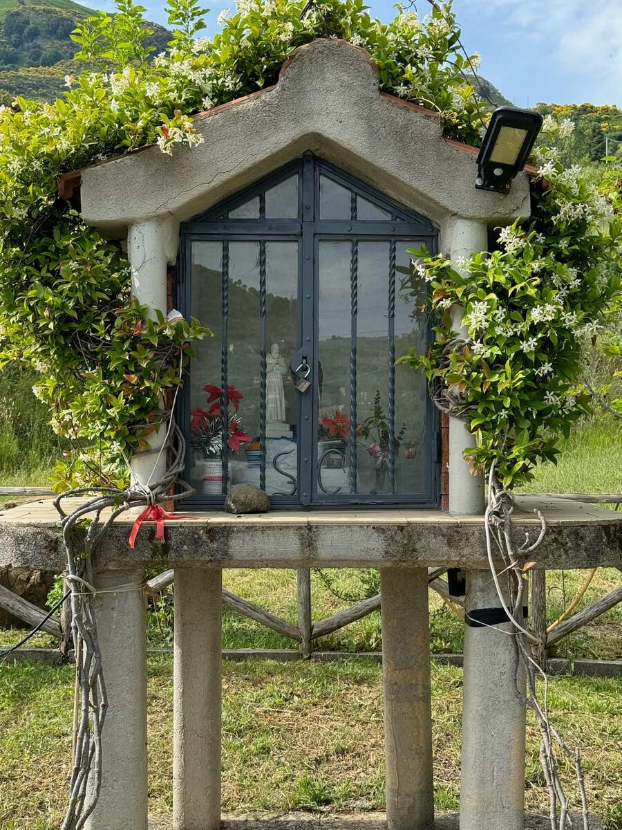 Altarino con Statuina di Padre Pio