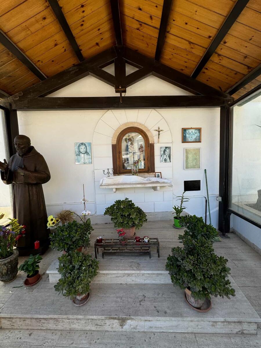 Altare con Statua di Padre Pio