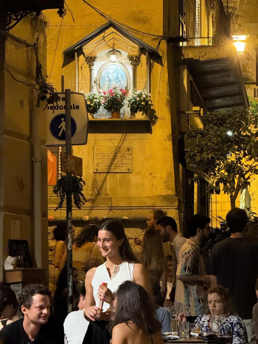 Altarino con immagine della Madonna