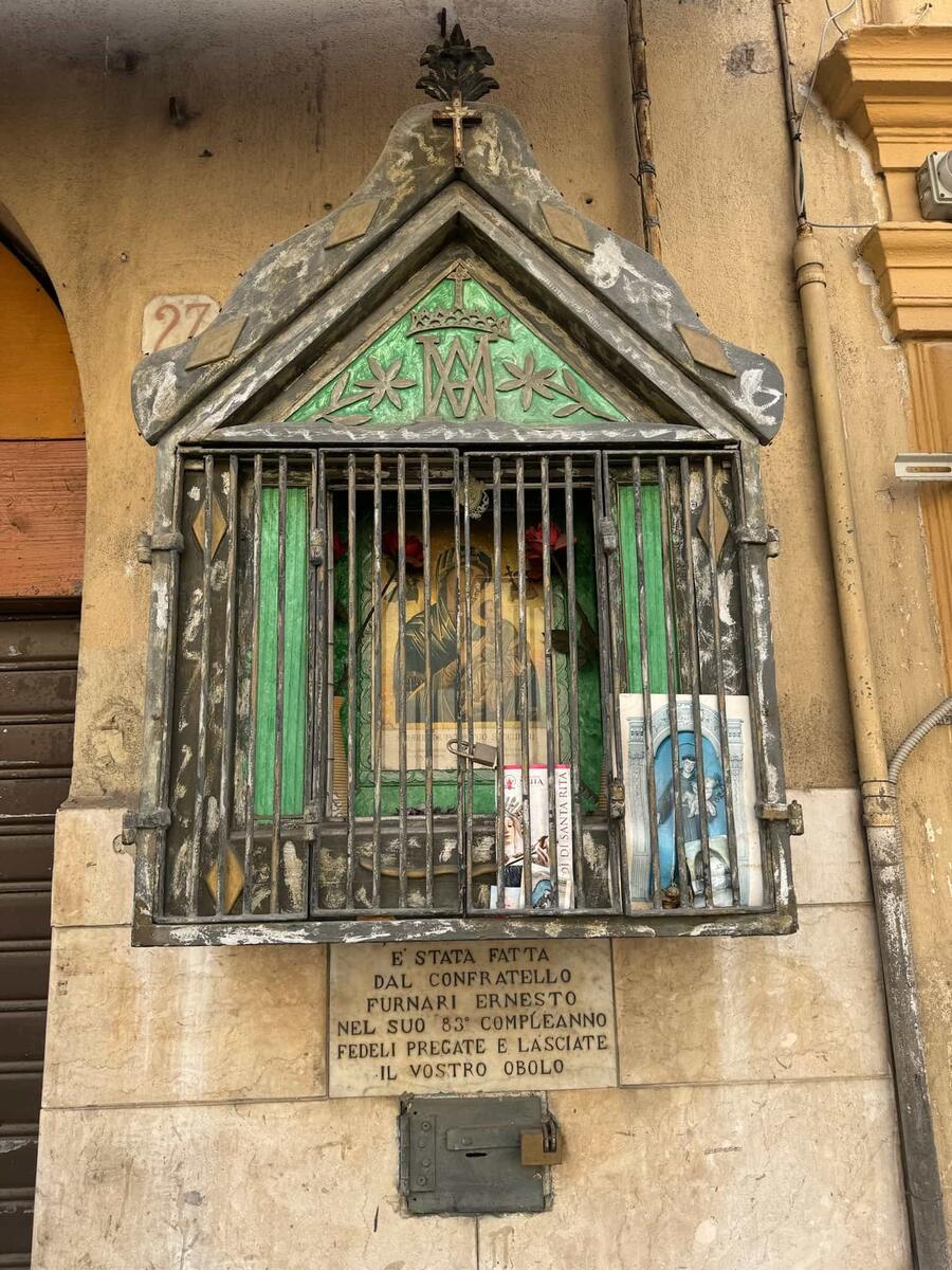 Altarino con immagine della Madonna con Gesù bambino