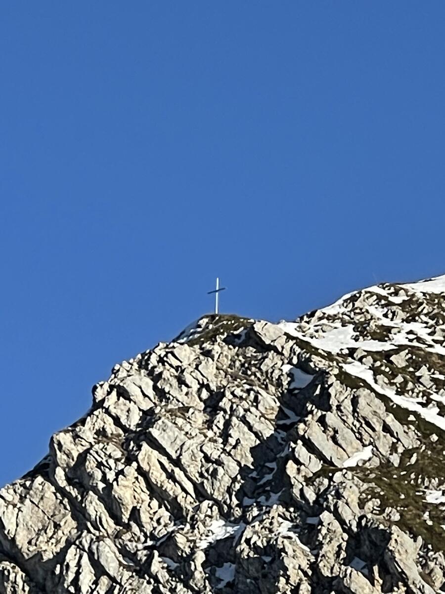 Croce su pizzo di montagna