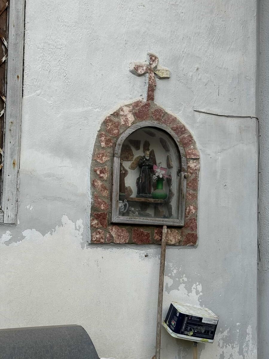 Altarino con statuina di Padre Pio