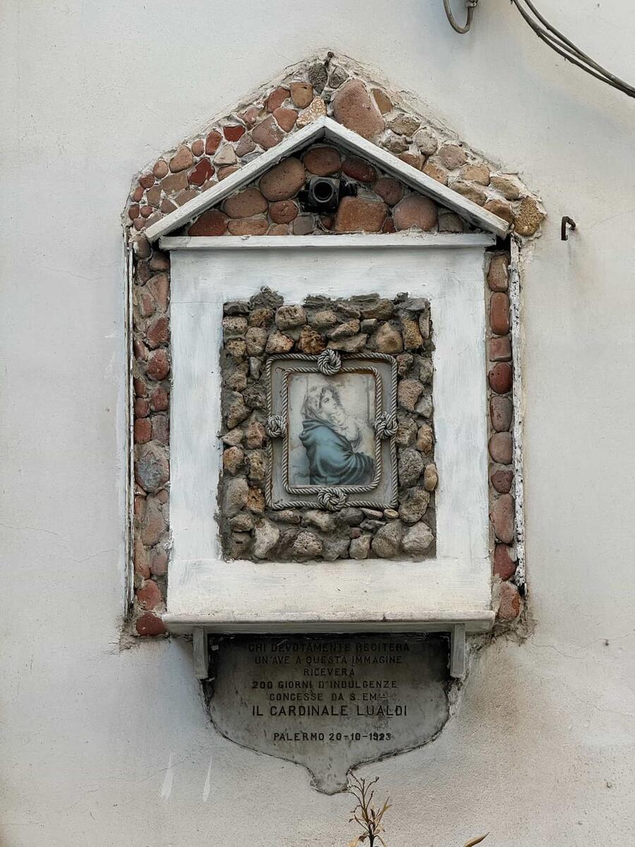 Nicchia con immagine della Madonna con Gesù bambino