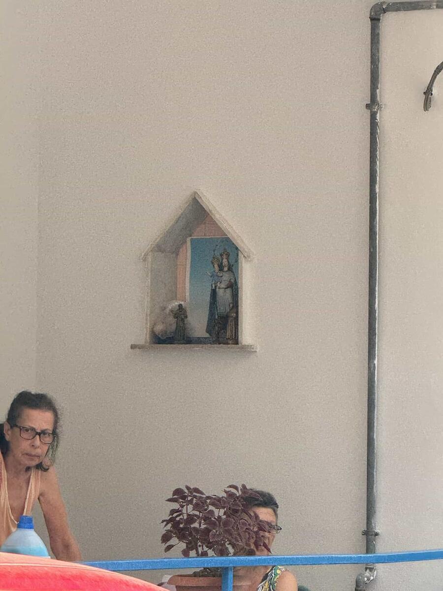 Nicchia con immagine della Madonna con il Gesù