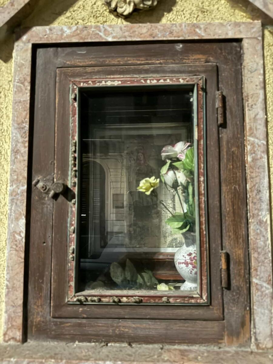 Nicchia con immagine della Madonna