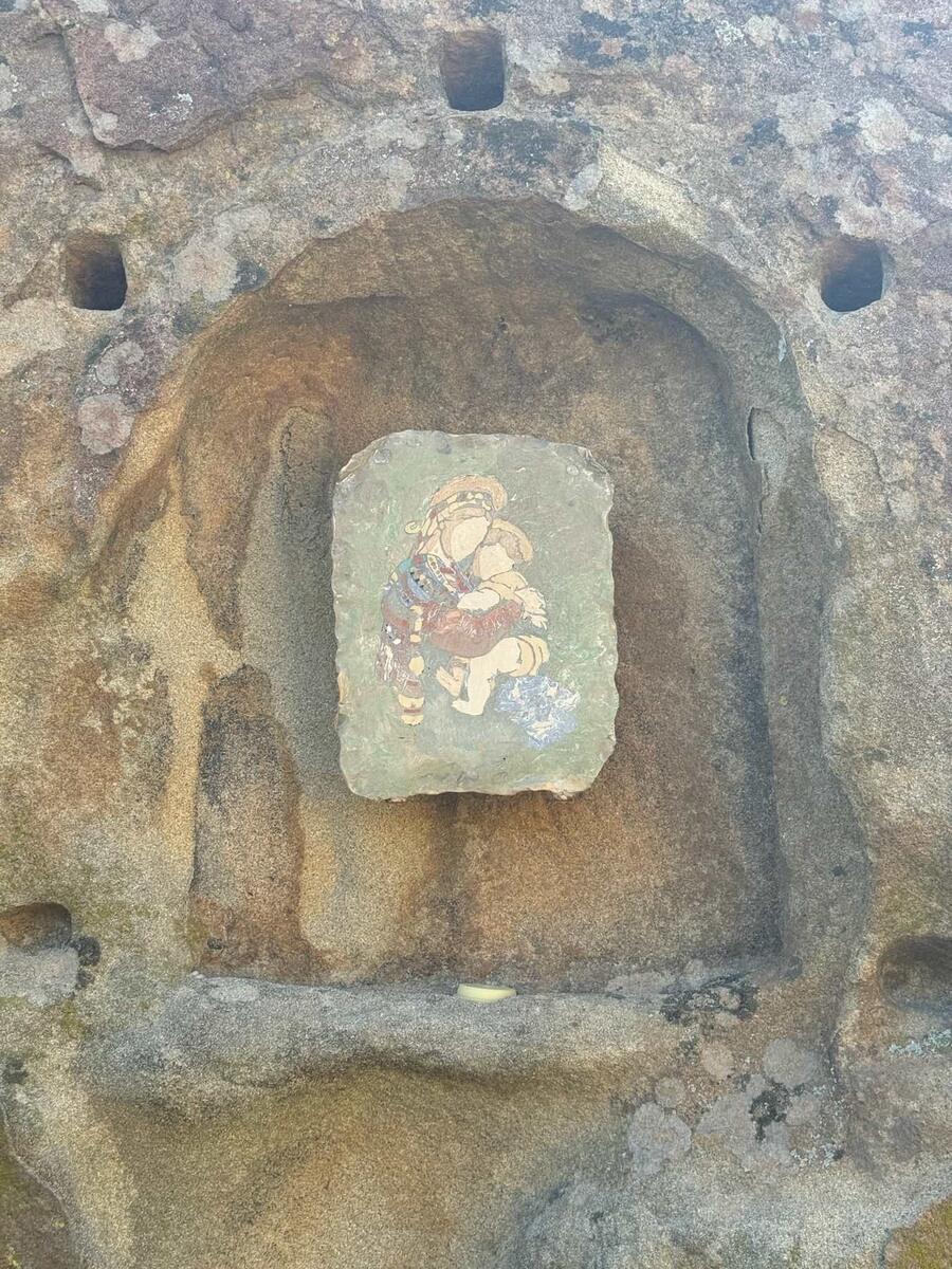 Nicchia con scultura dedicata alla Madonna