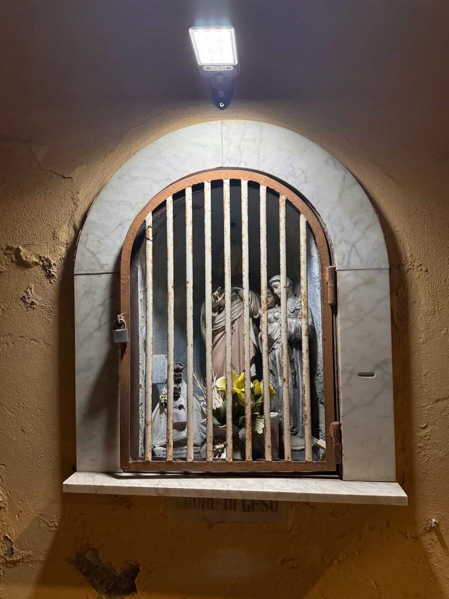 Altarino con statuine