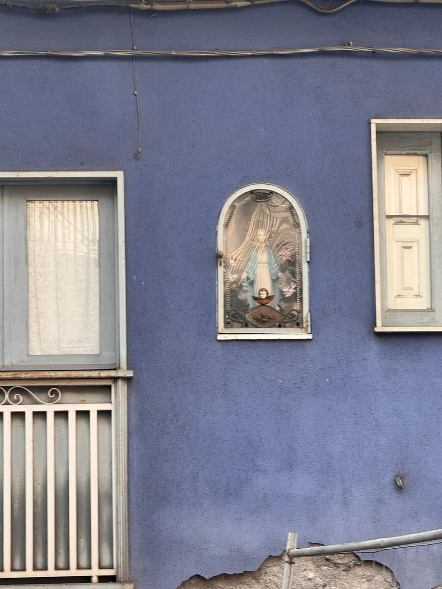Nicchia con statua della Madonnina