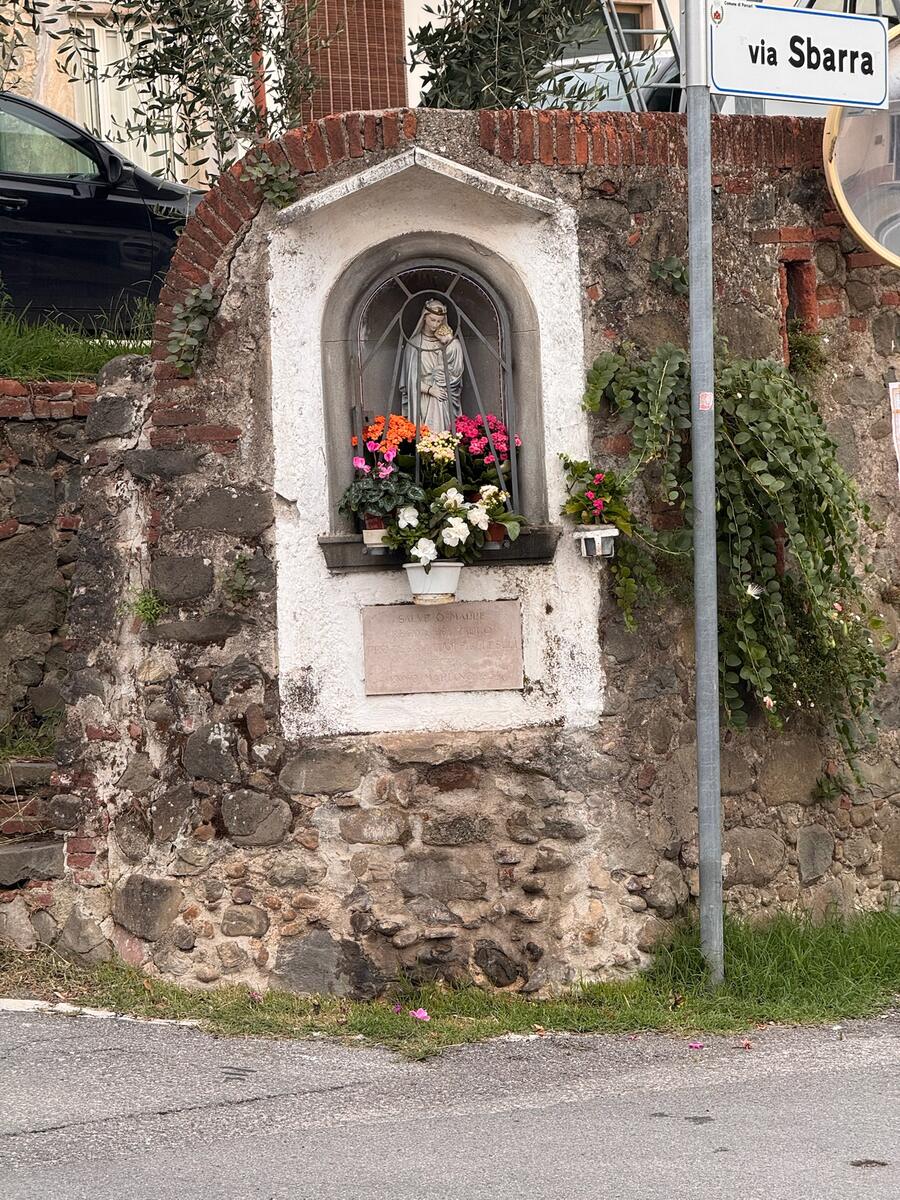 Nicchia con Statua della Madonna con Gesù Bambino