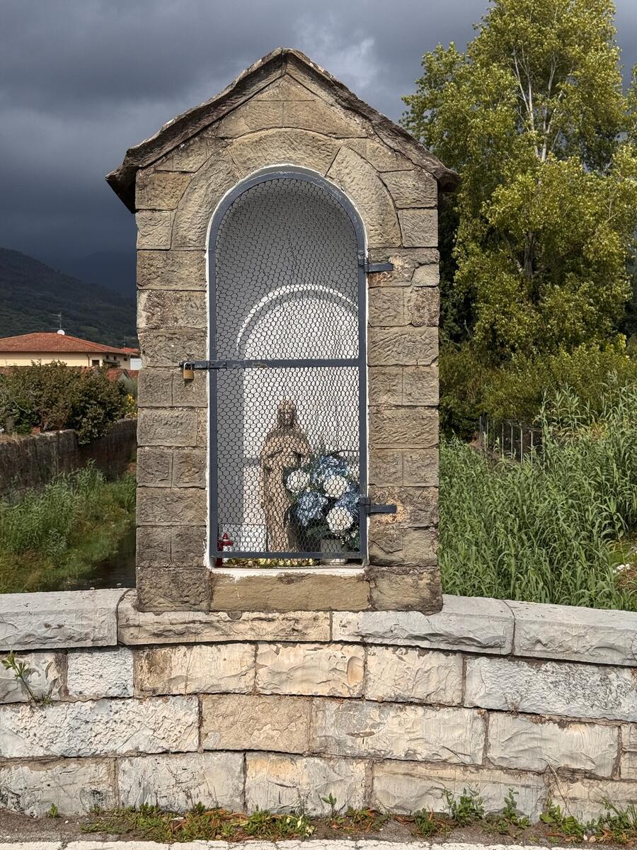 Nicchia con statua della Madonna