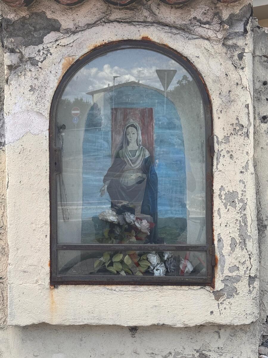 Nicchia con quadretto della Madonna