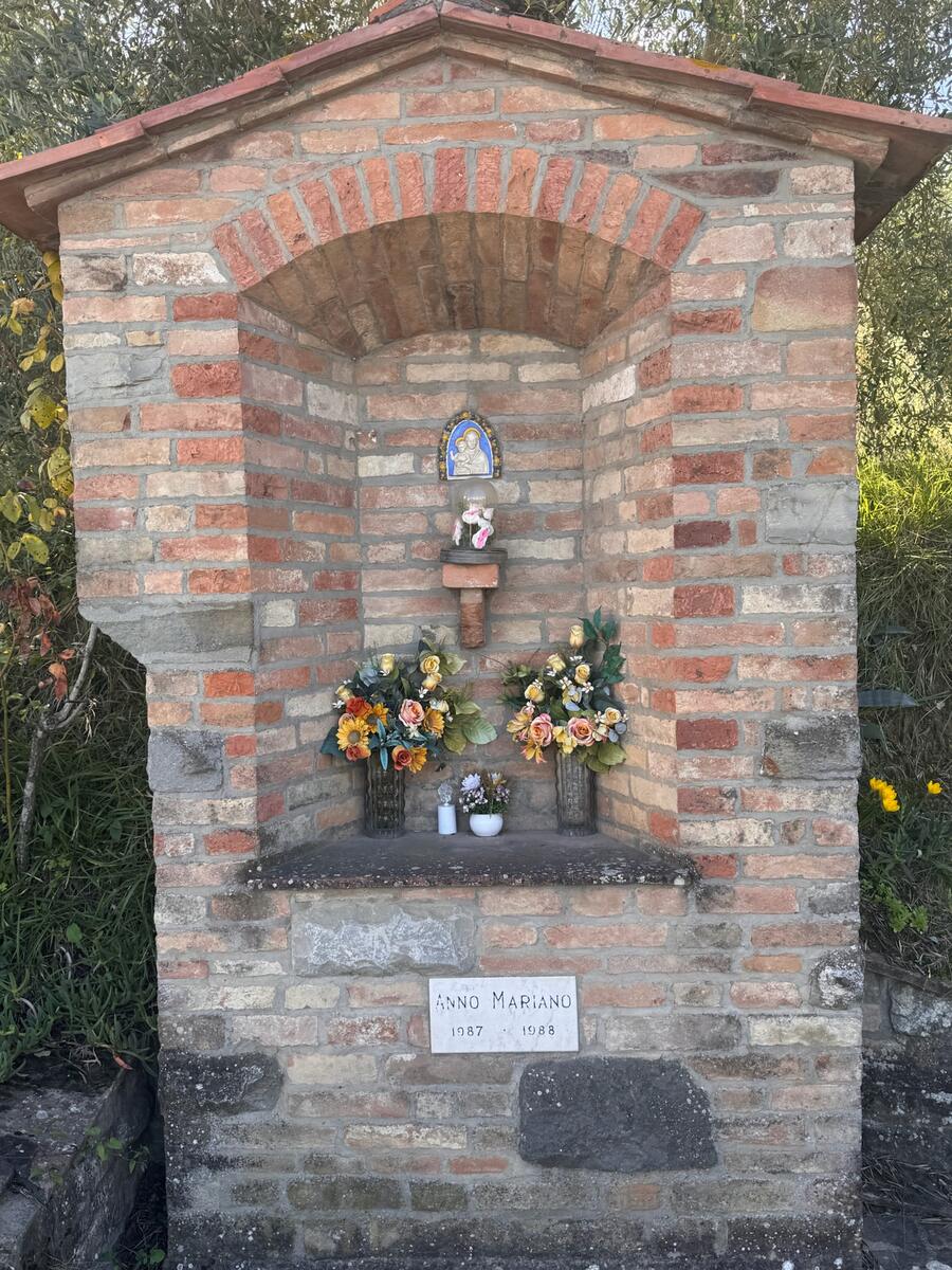 Altarino con quadrettino della Madonna con Gesù bambino