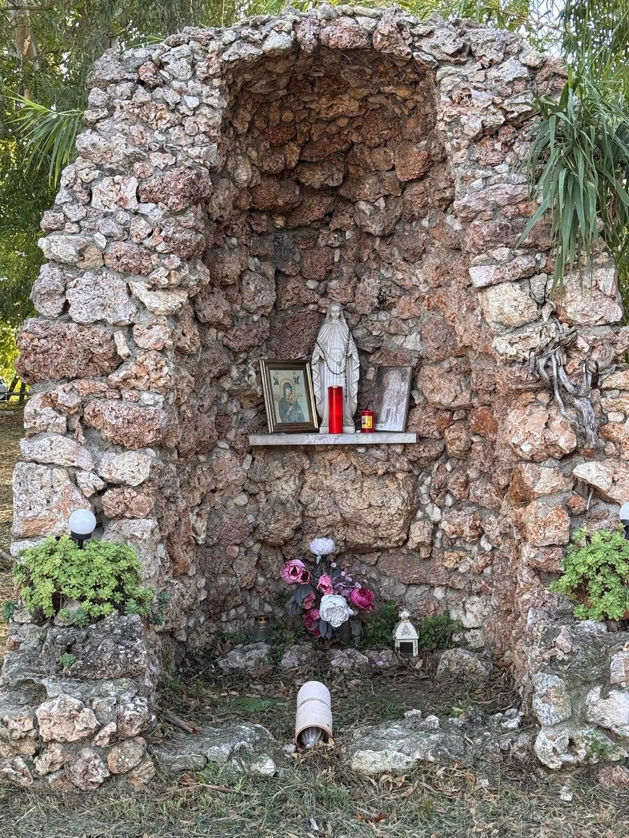 Altarino con statuina della Madonna