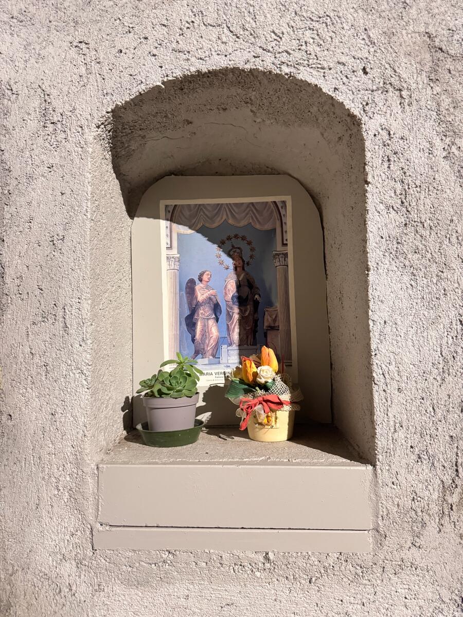 Nicchia con foto della Madonna