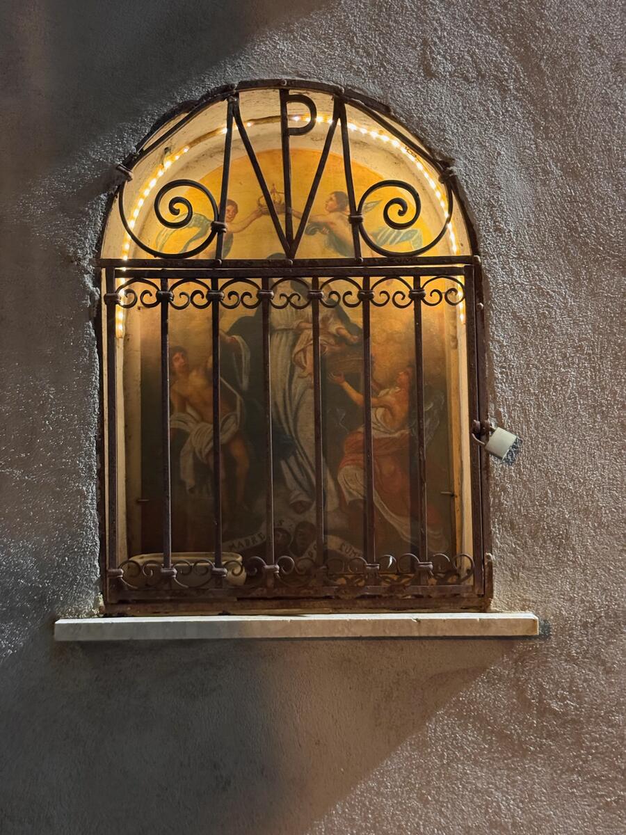 Nicchia con immagine della Madonna