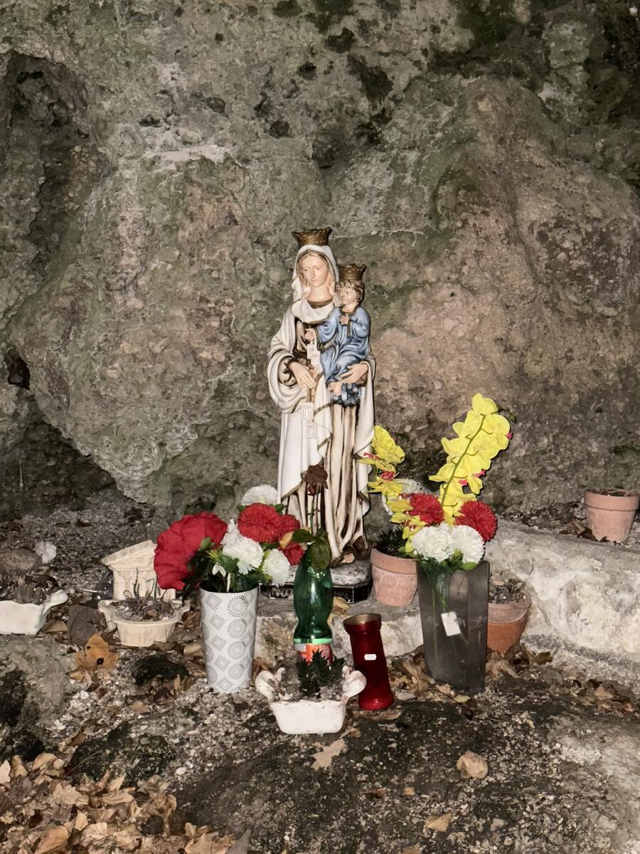 Statua della Madonna con Gesù bambino