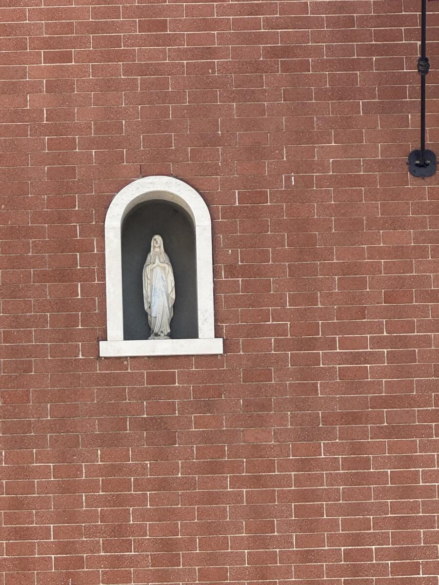 Nicchia con statuina della Madonna