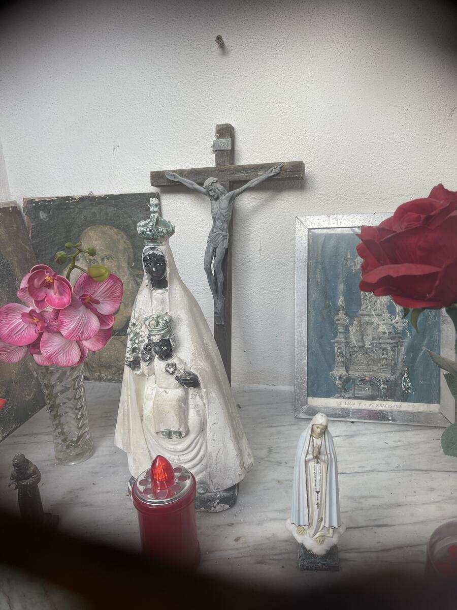 Nicchia con statuina della Madonna nera e crocifisso