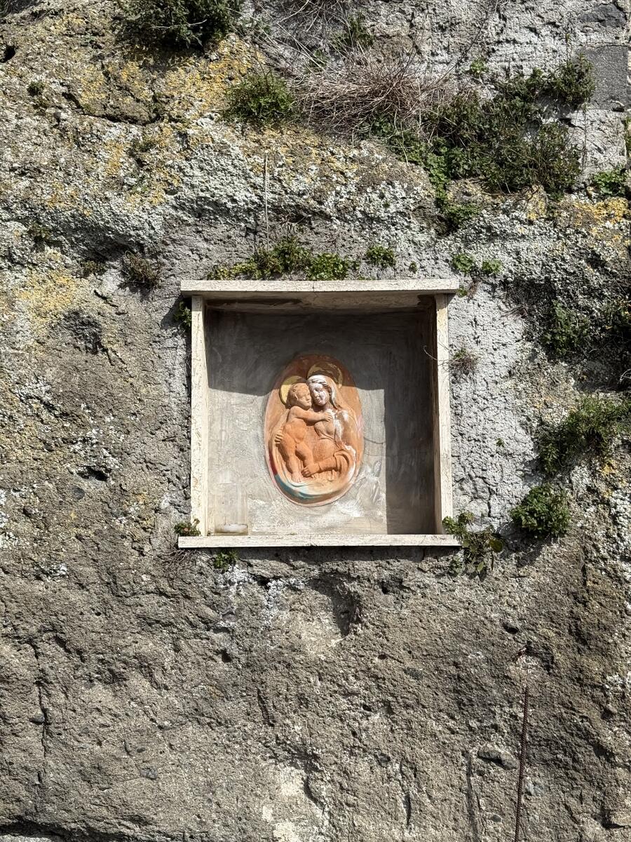 Nicchia con quadretto della Madonna