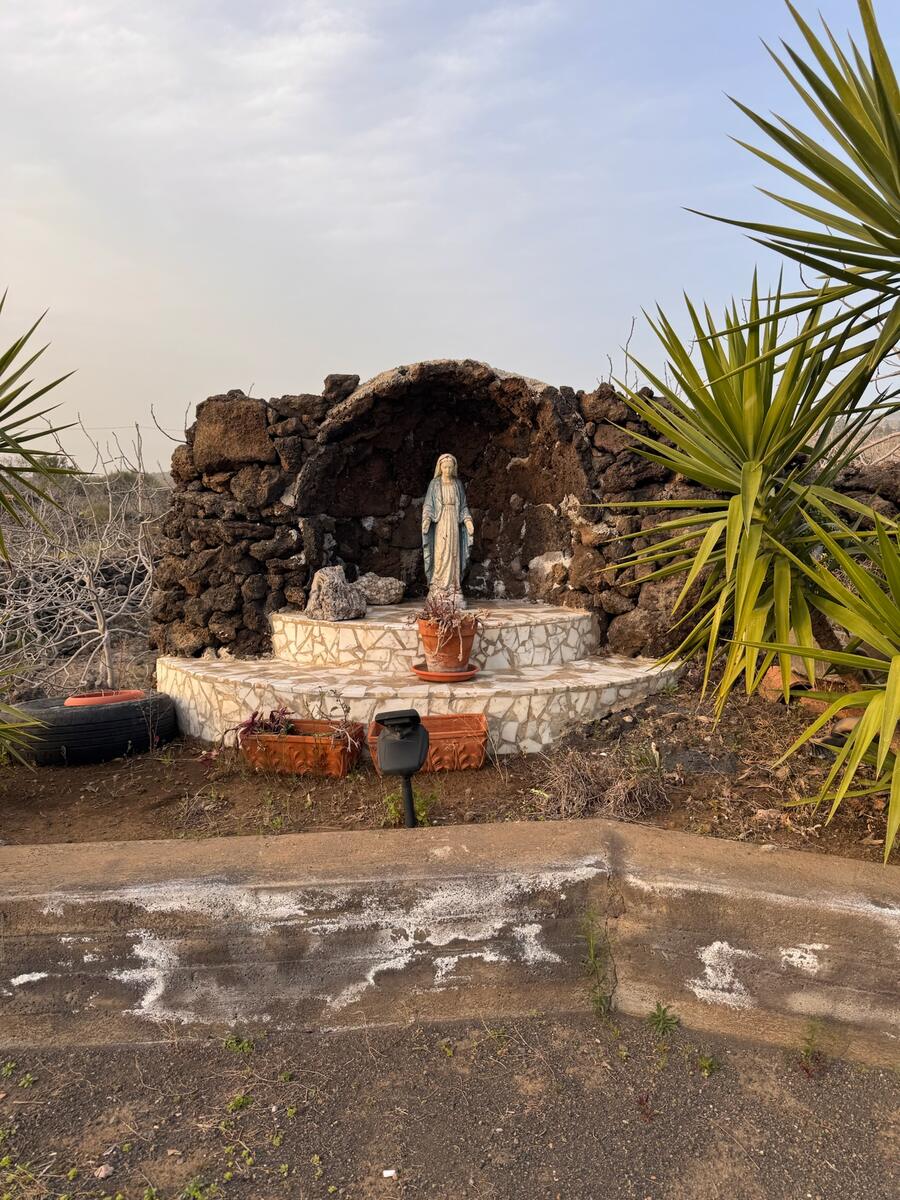 Altarino con statua della Madonna
