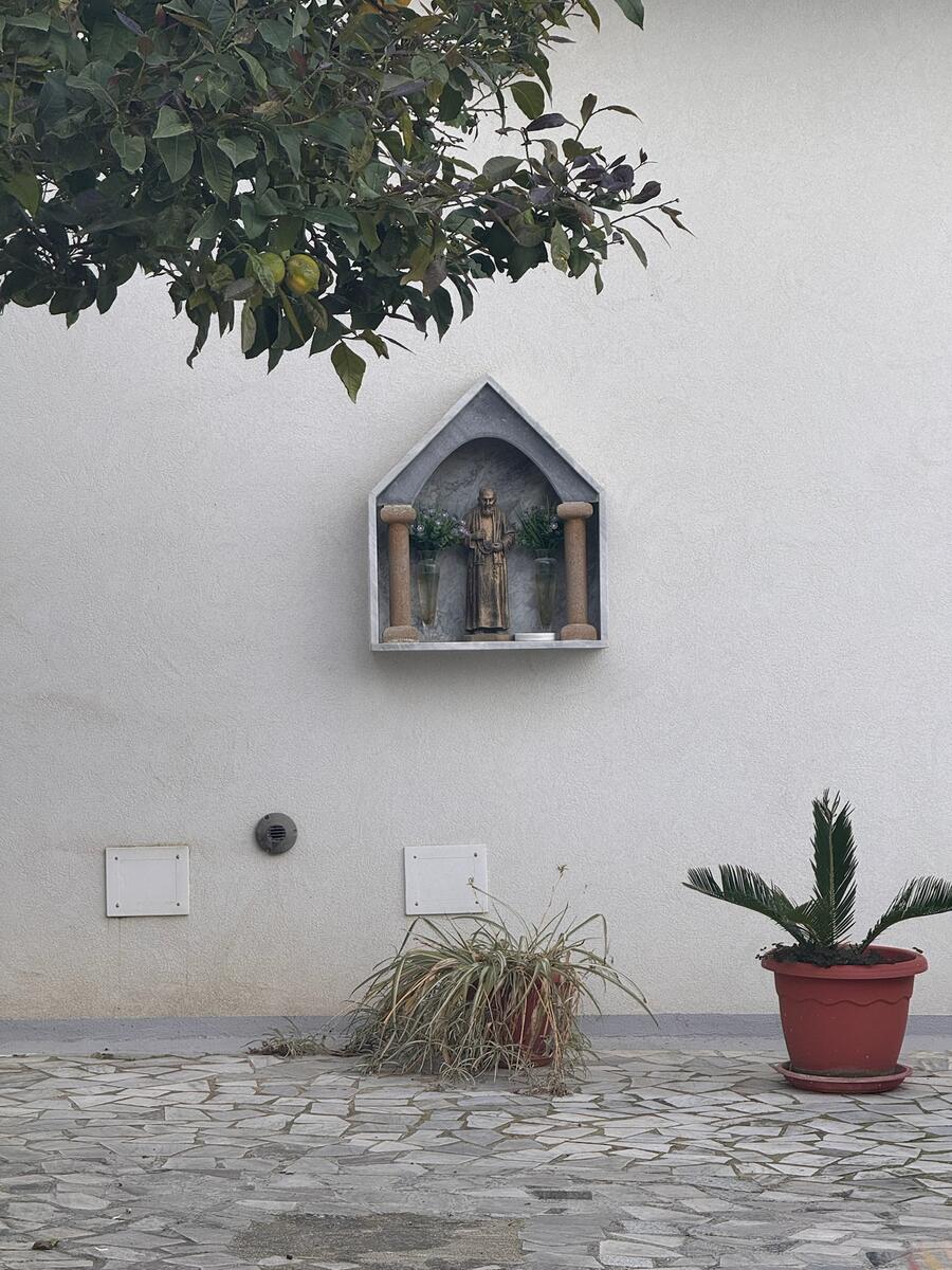 Nicchia con statuina di Padre Pio